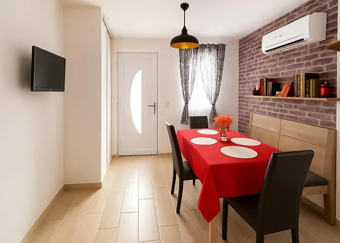 T3 De 35m2 - Bord De - De La Nartelle- Maxime - Piscine Partagee -parking - Bbq - 2 2 Salle De Bains *