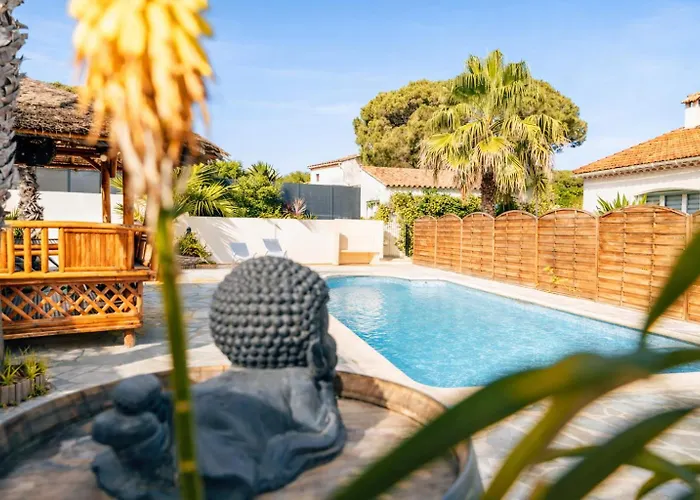 بيت للعطل T3 De 35m2 - Bord De - De La Nartelle- Maxime - Piscine Partagee -parking - Bbq - 2 2 Salle De Bains *