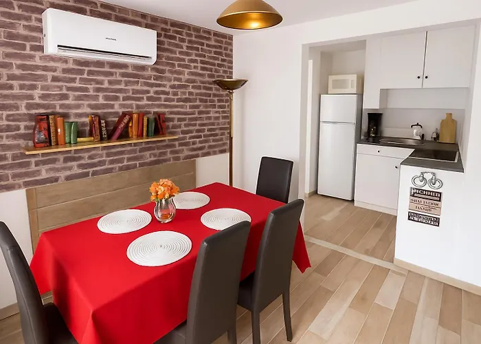 T3 De 35m2 - Bord De - De La Nartelle- Maxime - Piscine Partagee -parking - Bbq - 2 2 Salle De Bains *