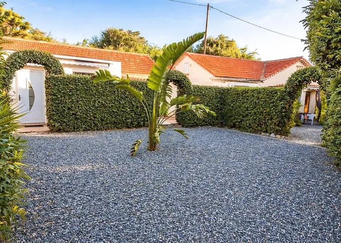 T3 De 35m2 - Bord De - De La Nartelle- Maxime - Piscine Partagee -parking - Bbq - 2 2 Salle De Bains